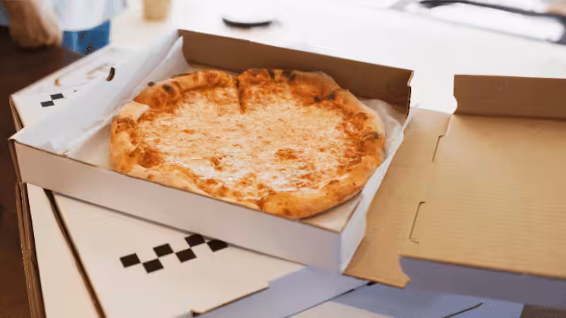 white kraft pizza box