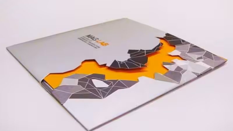 Kreative, gestanzte und umweltfreundliche Broschüre für MAG LAB, gedruckt auf nachhaltigem Papier mit modernem geometrischem Design.