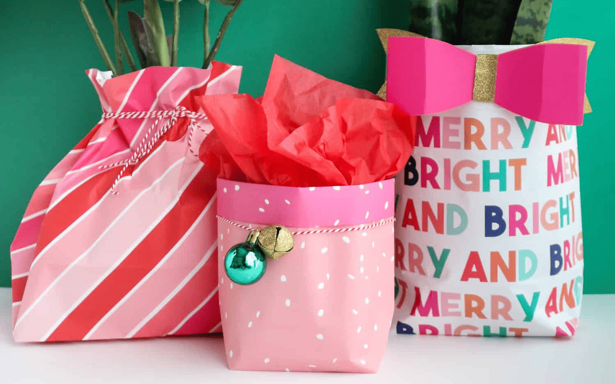  Gift bags with wrapping paper 