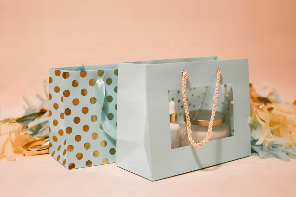 Assortimento di sacchetti regalo di alta qualità con design vivaci.