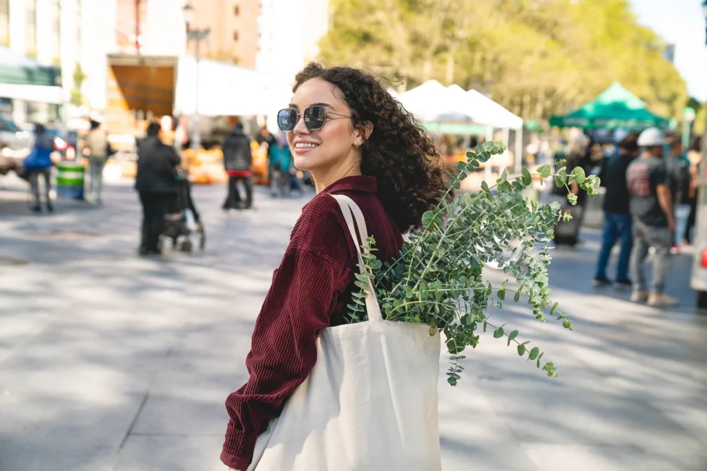 women with sustainable shopping bag
