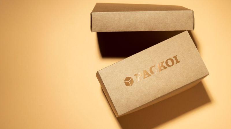 Logotipo de Packoi Blind Spot impreso con UV en una caja de cartón.