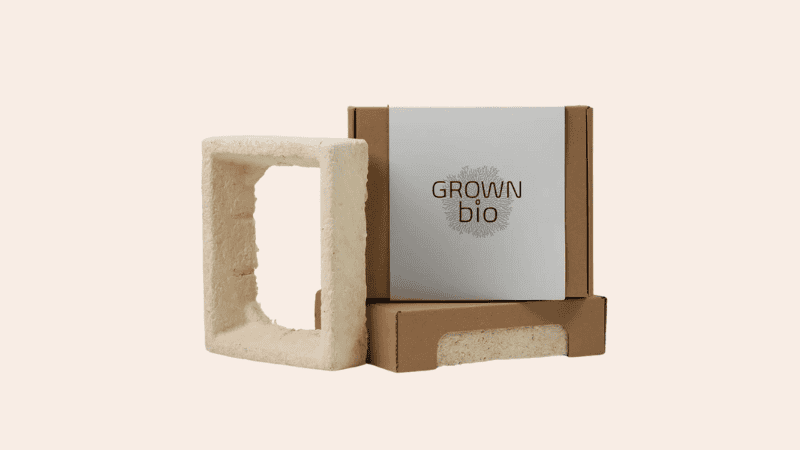 Combined use of mushroom packaging and cardboard packaging