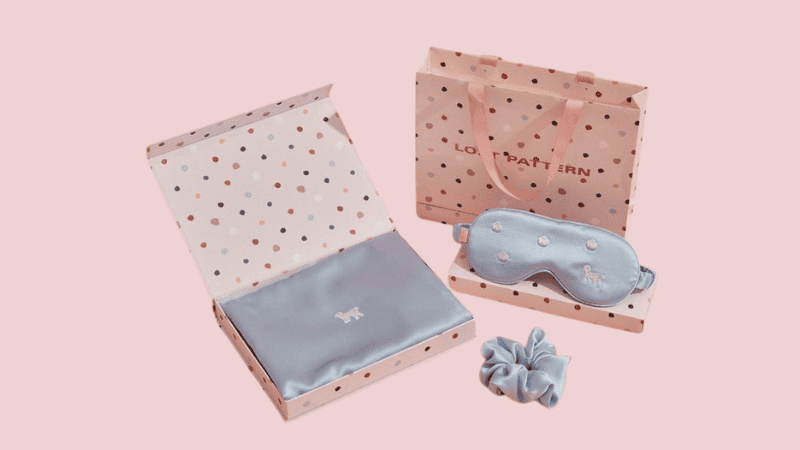 A blue pajama, a pair of gloves and a bag