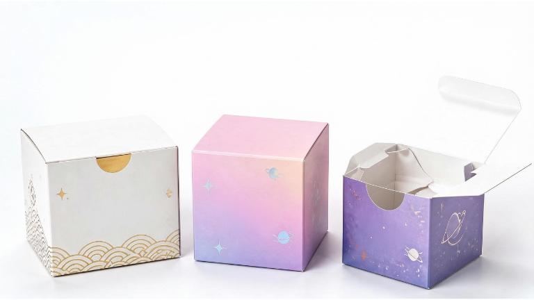 Three styles of printed custom blind box made of solid cardboard material, decorated with gilded wave pattern, gradient planet galaxy motifs respectively. As delicate foodstuff packaging and merchandise gift boxes, these custom blind boxes support personalized color matching, surface printing and hot stamping crafts, widely applied for pastry, snacks, small gifts and blind toy product outer packaging, can be matched with corrugated boxes for long-distance logistics transportation.
