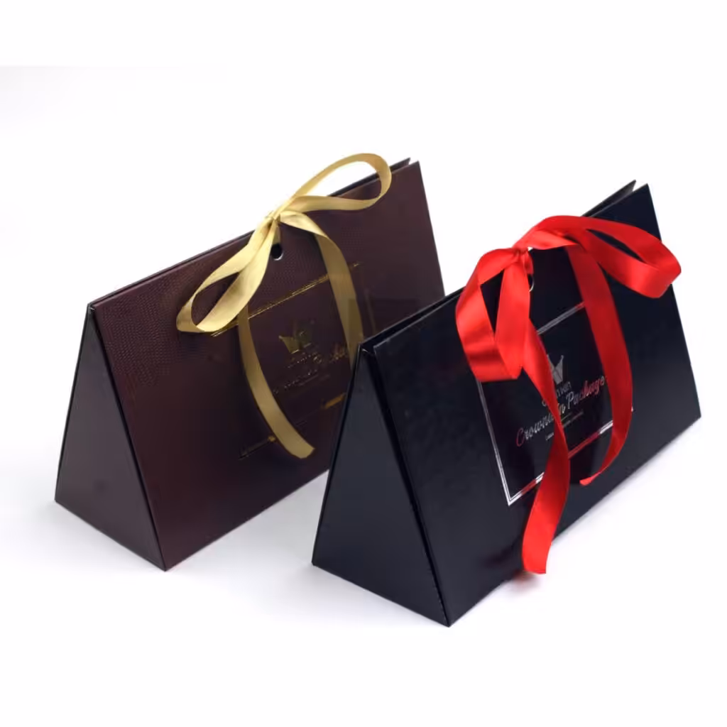 Bolsa de regalo triangular plegable personalizada con lazo de cinta de satén e impresión del logotipo de la marca.