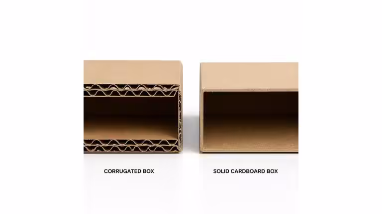 Side-by-side sectional comparison of corrugated box and solid cardboard box. The corrugated box adopts wavy flute sandwich structure with excellent shock absorption and pressure resistance for logistics transportation packaging. The solid cardboard box uses dense solid paperboard for stiff, smooth outer gift boxes & high-grade foodstuff packaging. Two mainstream paper packaging substrates widely used in food delivery and commodity packaging solutions.